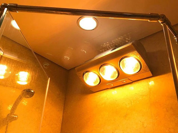 Vì sao cần bật đèn sưởi trước khi vào phòng tắm? Mùa đông nhiều nhà dùng nhưng không phải ai cũng biết