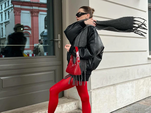 Hot nhất lúc này là quần tất đỏ: Diện lên rất hay lại hợp đi chơi Noel, đến Jennie cũng bắt trend rồi!