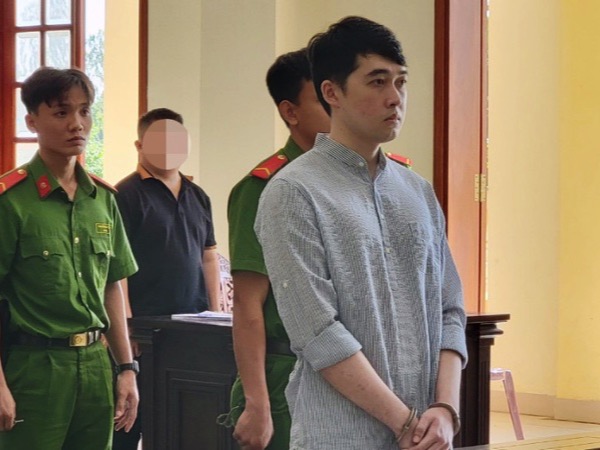 Cả trăm sinh viên ở Cần Thơ dự phiên tòa hai thanh niên lừa đảo hàng tỷ đồng