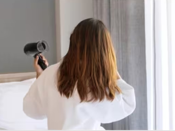 Sử dụng máy sấy tóc trong khách sạn vô tình gây kích hoạt hệ thống báo cháy, cô gái bị phạt hơn 20 triệu đồng