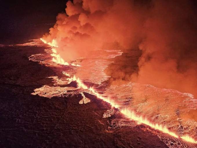 Cận cảnh dòng dung nham khi núi lửa ở Iceland phun trào dữ dội