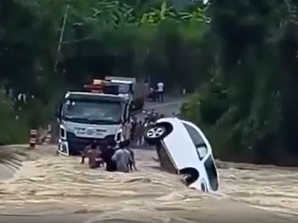 Trục vớt ôtô Mercedes bị nước cuốn trôi dưới sông hơn 1km