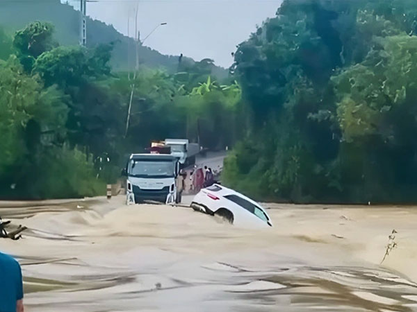 Ô tô Mercedes bị lũ cuốn trôi khi qua cầu tràn