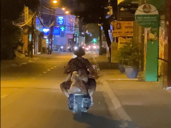 Lật tẩy chiêu trò 'trục lợi tình thương': Ai đang xin quà từ thiện hằng đêm?