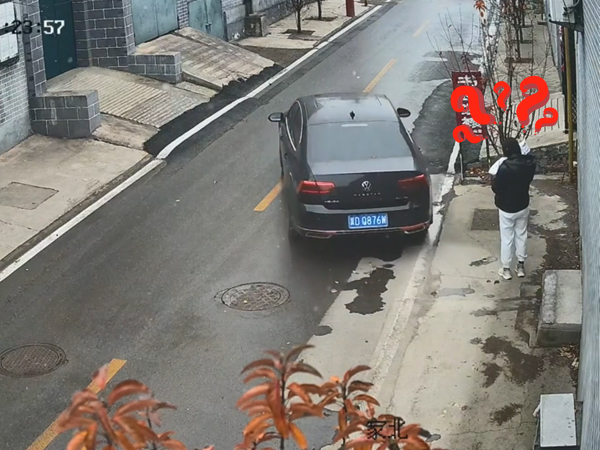 Vợ 'đứng hình' khi bế con chưa kịp lên ôtô thì chồng đã lái xe đi mất