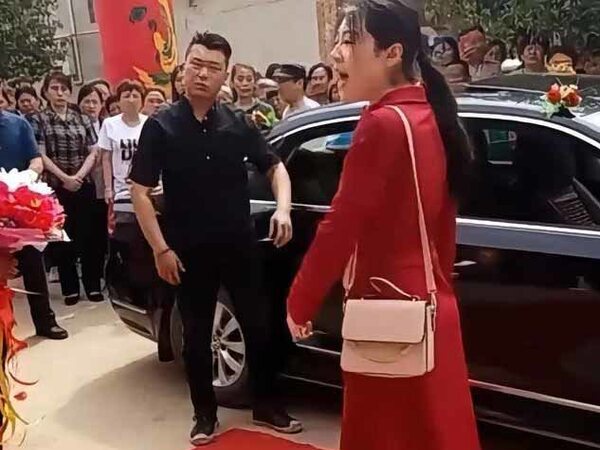 Cô dâu đòi 300 triệu mới xuống xe hoa, chị dâu chú rể nói 2 câu khiến ai cũng hả dạ