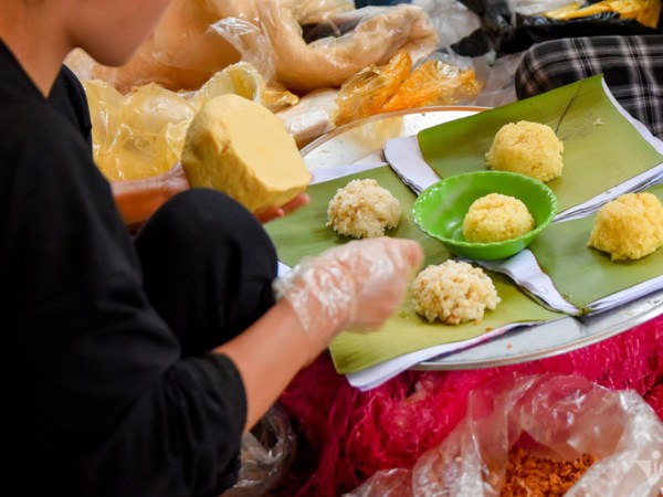 Hàng xôi xéo 'thần tốc' ở Hà Nội ngày bán 1000 suất, khách xếp hàng vây quanh