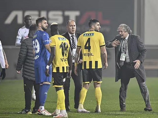 Bóng đá Thổ Nhĩ Kỳ lại 'nổi sóng': Không có penalty, chủ tịch bắt đội nhà bỏ trận