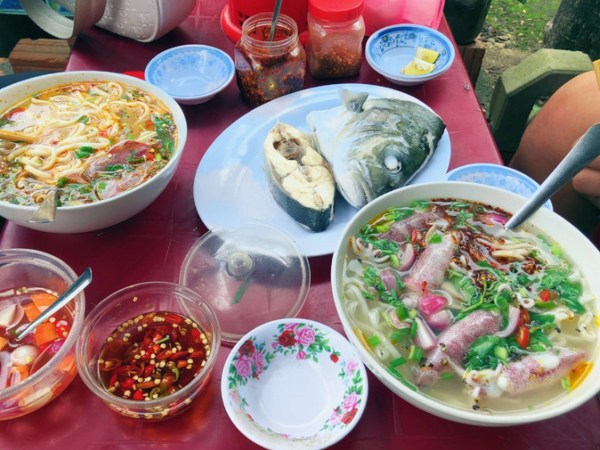 Bánh canh cá, mực bình dân giá đến 200 nghìn đồng/tô, khách xếp hàng chờ ăn