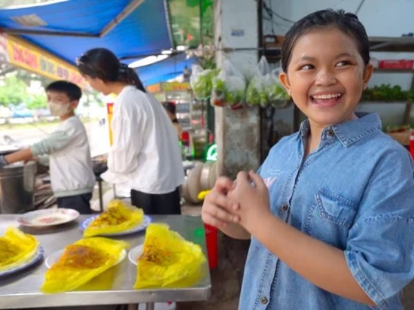 Quán bánh xèo hot nhất Sài Gòn lúc này: Bé gái 11 tuổi đã làm 'bếp trưởng', nghỉ học nuôi 2 em nhỏ mồ côi