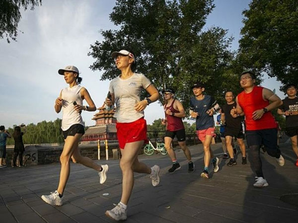 Bị cắt thưởng Tết nếu không chạy đủ 50km mỗi tháng