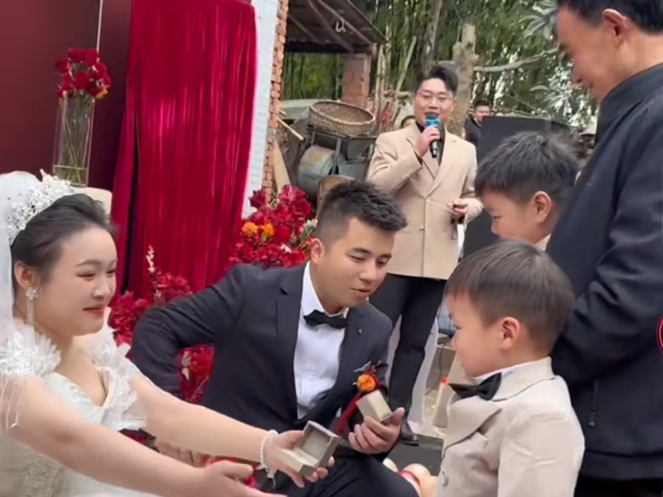 Con dâu đi lấy chồng, bố chồng cũ tặng món quà khiến ai cũng nghẹn ngào