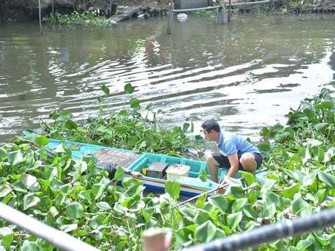 Mẹ nhẫn tâm thả con trai mới sinh xuống sông