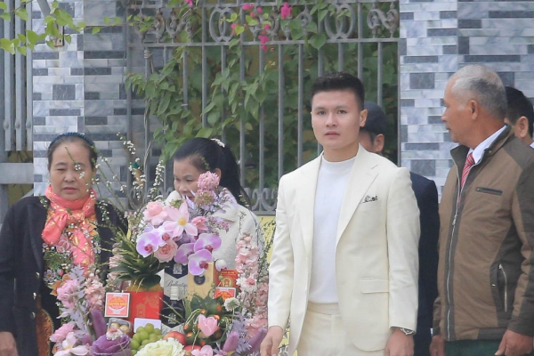 Quang Hải xuất hiện bảnh bao trong ngày hỏi cưới Chu Thanh Huyền
