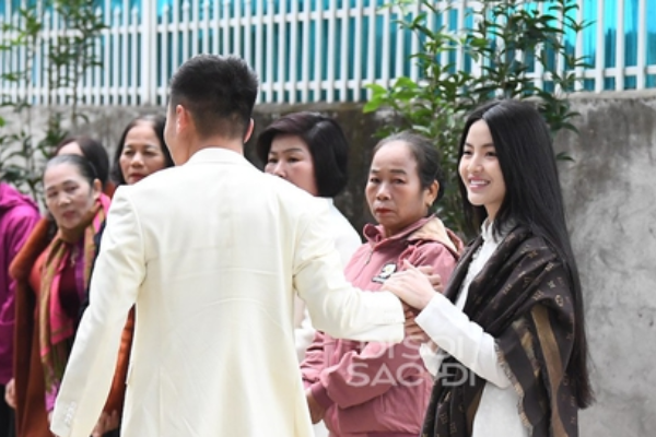 Xả ảnh nét căng Quang Hải đi hỏi cưới Chu Thanh Huyền, mức giá tráp lễ dạm ngõ gây tò mò