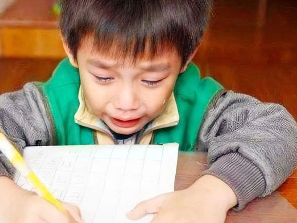 Bài văn tả mẹ gây bão, câu nào cũng nhắc đến 'hàng hiệu' nhưng đọc xong ai cũng rơm rớm nước mắt
