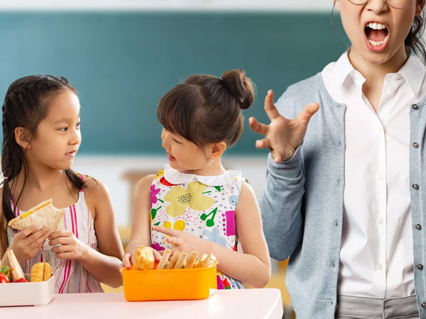 Giáo viên phạt nữ sinh tự tát vào mặt khi bị phát hiện ăn quà vặt trong lớp, còn xúi nam sinh đánh các bạn nữ nếu ai không hợp tác