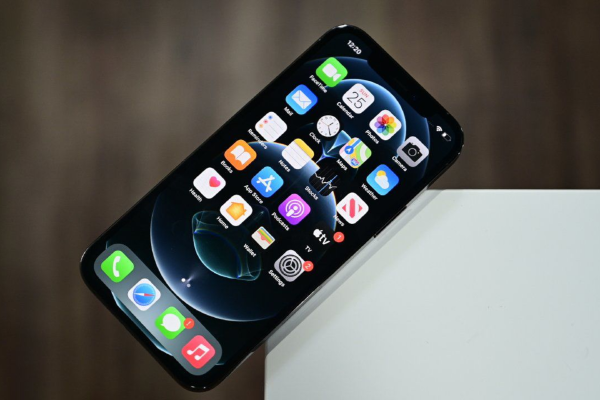 Ngâm dưới sông 3 tháng, iPhone 12 vẫn dùng 'ngon ơ'