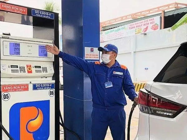 Giá xăng 'quay đầu' đồng loạt tăng cao