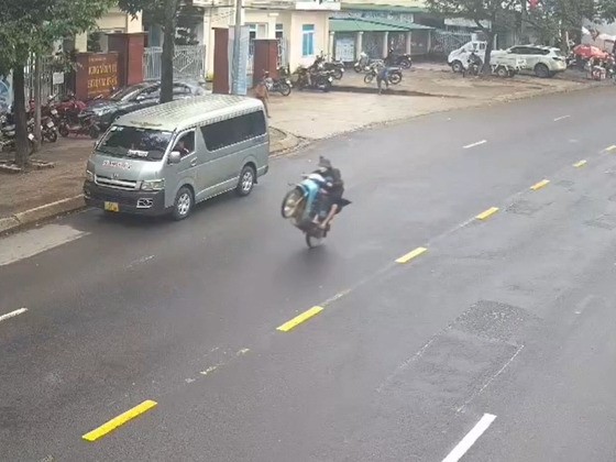 CLIP: 2 thanh niên dương tính với ma túy, chạy xe máy bốc đầu 'làm xiếc' trên đường