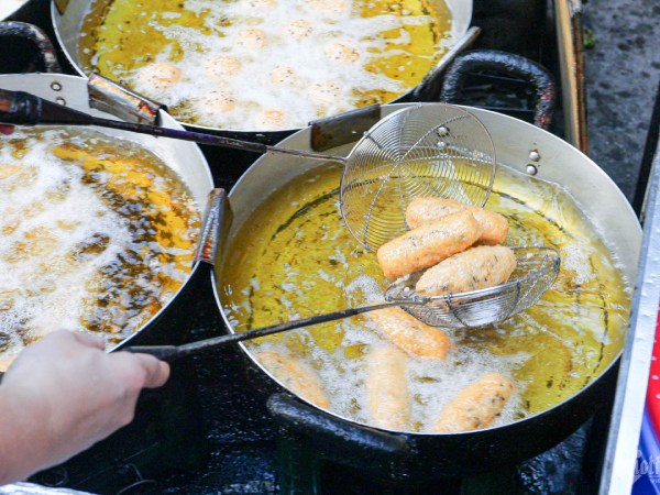 Quán bánh rán 'trốn' trong ngõ khuất, khách xếp hàng dài đợi mua ở Hà Nội