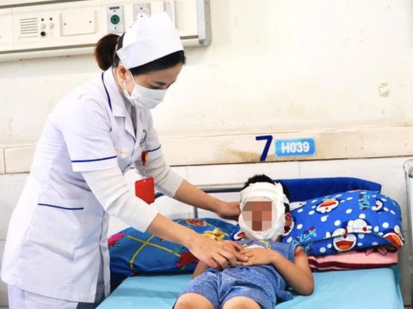 Chơi bóng bay 'ông già Noel', bé trai bị bỏng nặng