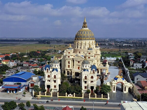 Đại gia Việt sở hữu tòa lâu đài lớn nhất Đông Nam Á: Chăm làm từ thiện, tổ chức 'siêu đám cưới' cho con