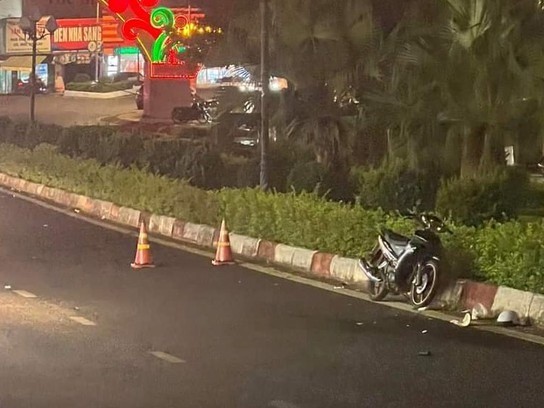 Nam sinh lớp 8 chạy xe máy tông trúng cô giáo, cả 2 cùng chấn thương sọ não