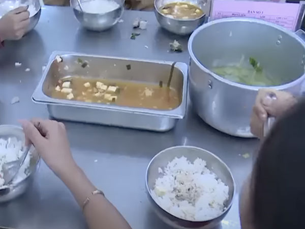 Vụ 11 học sinh ăn chung 2 gói mì tôm chan cơm: Hiệu trưởng nộp đơn từ chức