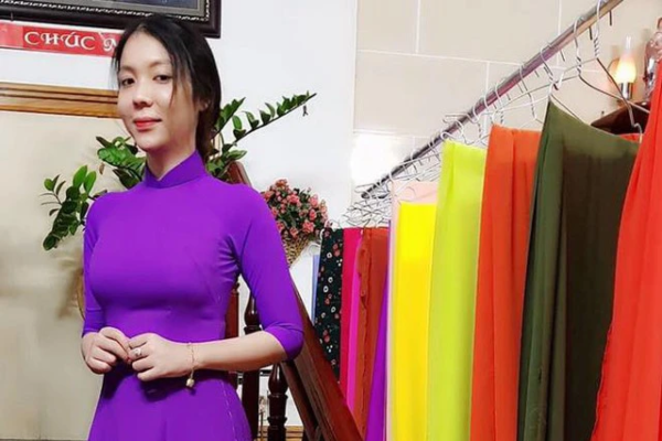 Chàng trai thích chơi búp bê được mẹ già vay tiền cho đi chuyển giới, bán cá khô gom góp trả nợ