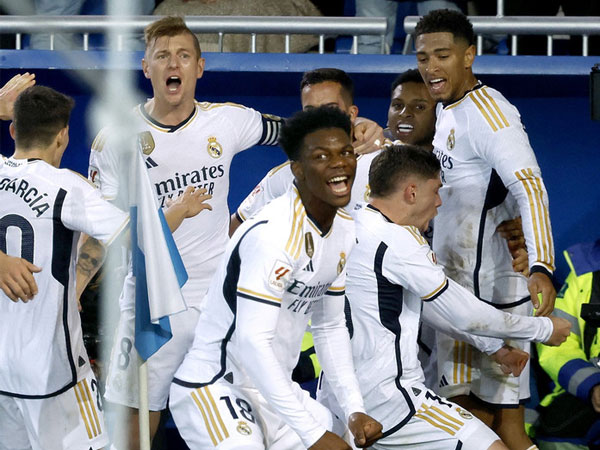 Real Madrid thiếu người vẫn hạ Alaves phút 92, lên đỉnh La Liga