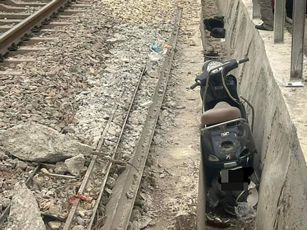 Hà Nội: Va chạm với tàu SE4, 2 nữ cán bộ bệnh viện tử vong