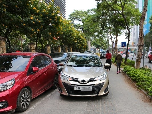 Hà Nội thay mới đá lát vỉa hè, lấy chỗ cho ô tô đỗ?