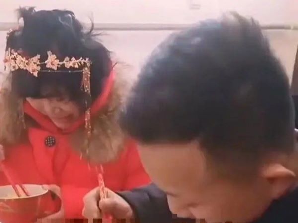 Cảnh đám cưới gây xôn xao vì cô dâu có 'nhan sắc kỳ lạ', dân mạng thấy tiếc cho chú rể, người trong cuộc lên tiếng nói rõ sự tình