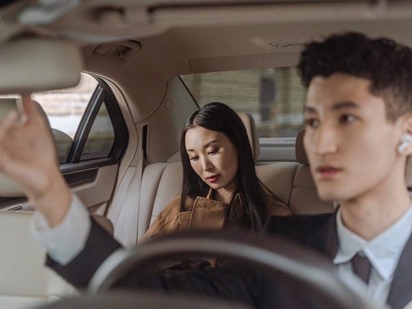 Tài xế xe công nghệ bức xúc vì phải xem cảnh đỏ mặt, bị khách gạ tình
