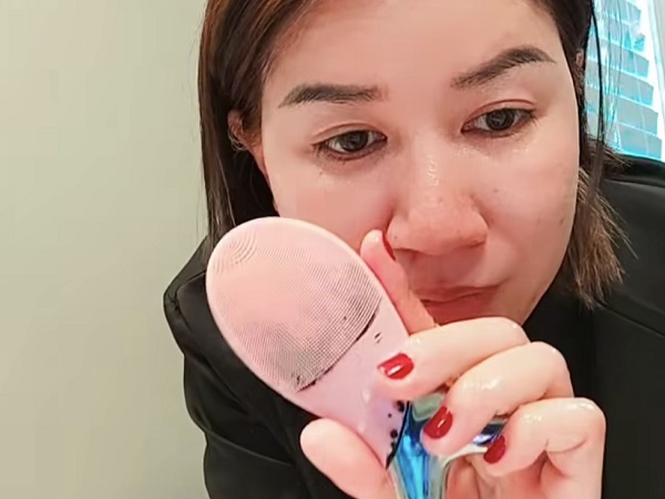 Trang Trần vô tình để lộ chiếc máy rửa mặt hình con cá bị mốc đen