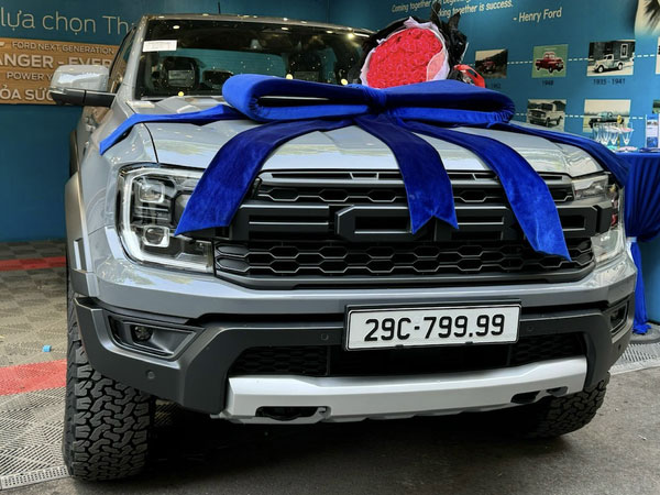 Biển số 'Thần Tài lớn' từ xe tải cũ chở vật liệu gắn lên Ford Raptor cực chất