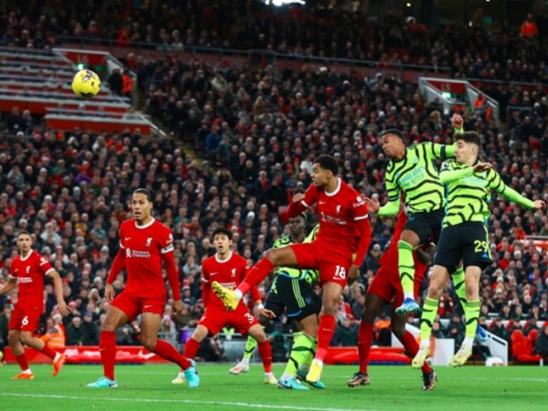 Liverpool bất phân thắng bại trước Arsenal