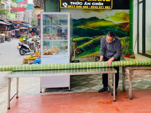 Xuất hiện cây giò xào dài 4m khiến nhiều người lầm tưởng là mẫu hàng trưng bày không bán