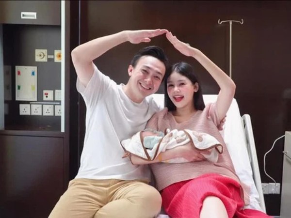 Lê Âu Ngân Anh khoe cận gương mặt nhóc tỳ, dần bắt nhịp với cuộc sống bỉm sữa sau sinh