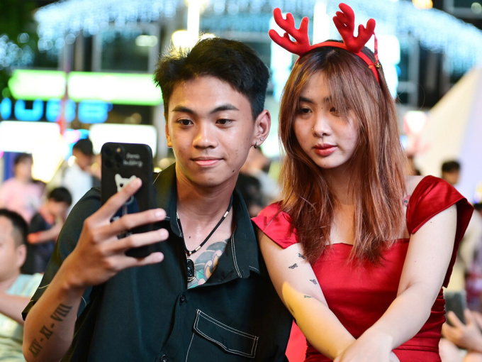 Người dân TP.HCM và Hà Nội đổ ra đường đón Giáng sinh