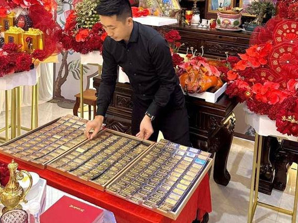 Cô dâu nhận hồi môn 100 tỷ và loạt đám cưới tặng tiền vàng 'siêu khủng' gây bão MXH trong năm 2023
