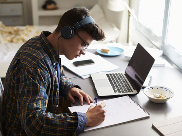 Vừa làm việc vừa nghe nhạc lợi hay hại?