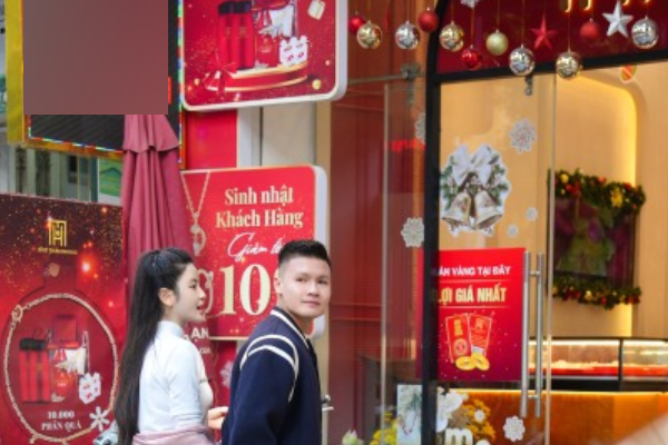 Xuất hiện hình ảnh Quang Hải dẫn vợ sắp cưới đi mua nhẫn khiến dân tình trầm trồ