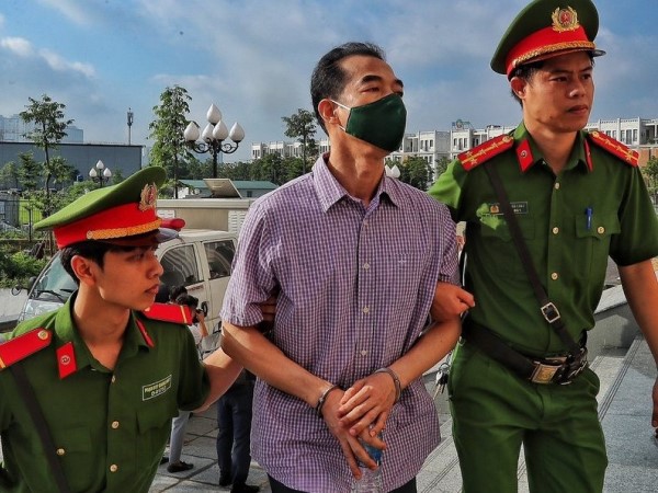 Vợ chồng cựu Thứ trưởng khóc trước toà xin được khoan hồng