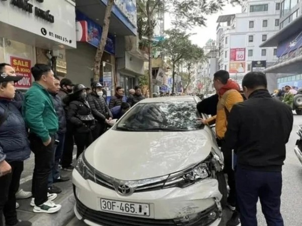 Hà Nội: Tông xe làm gia đình 5 người bị thương, tài xế cố thủ 30 phút trong ô tô