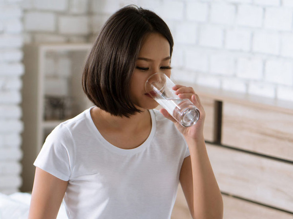 Tại sao nên uống một cốc nước sau khi thức dậy?