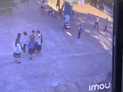 Clip: Bé trai lớp 1 bị người lạ nghi bắt cóc, đưa lên xe chở đi ngay trong sân trường