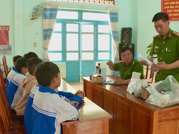 Phát hiện nhóm học sinh nhí tự chế tạo pháo rồi bán cho bạn học kiếm lời