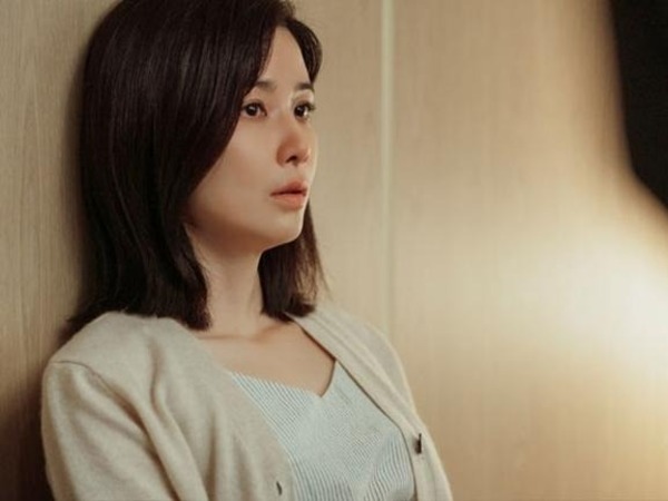 Chồng né tránh chụp ảnh ở tiệc cuối năm, vợ đâu ngờ tiểu tam đứng trước mặt